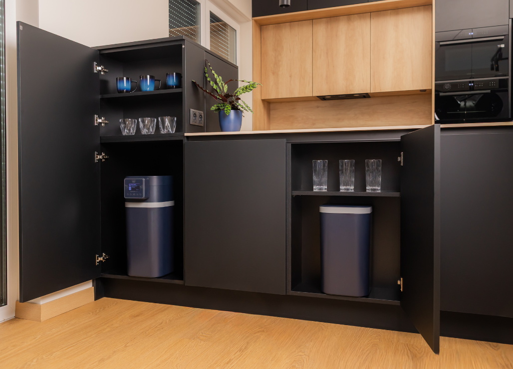 Prezentacja zmięczacza EcoWater Duo+ w&nbsp;przestrzeni kuchennej - dwa zbiorniki rozdzielone na dwie szafki